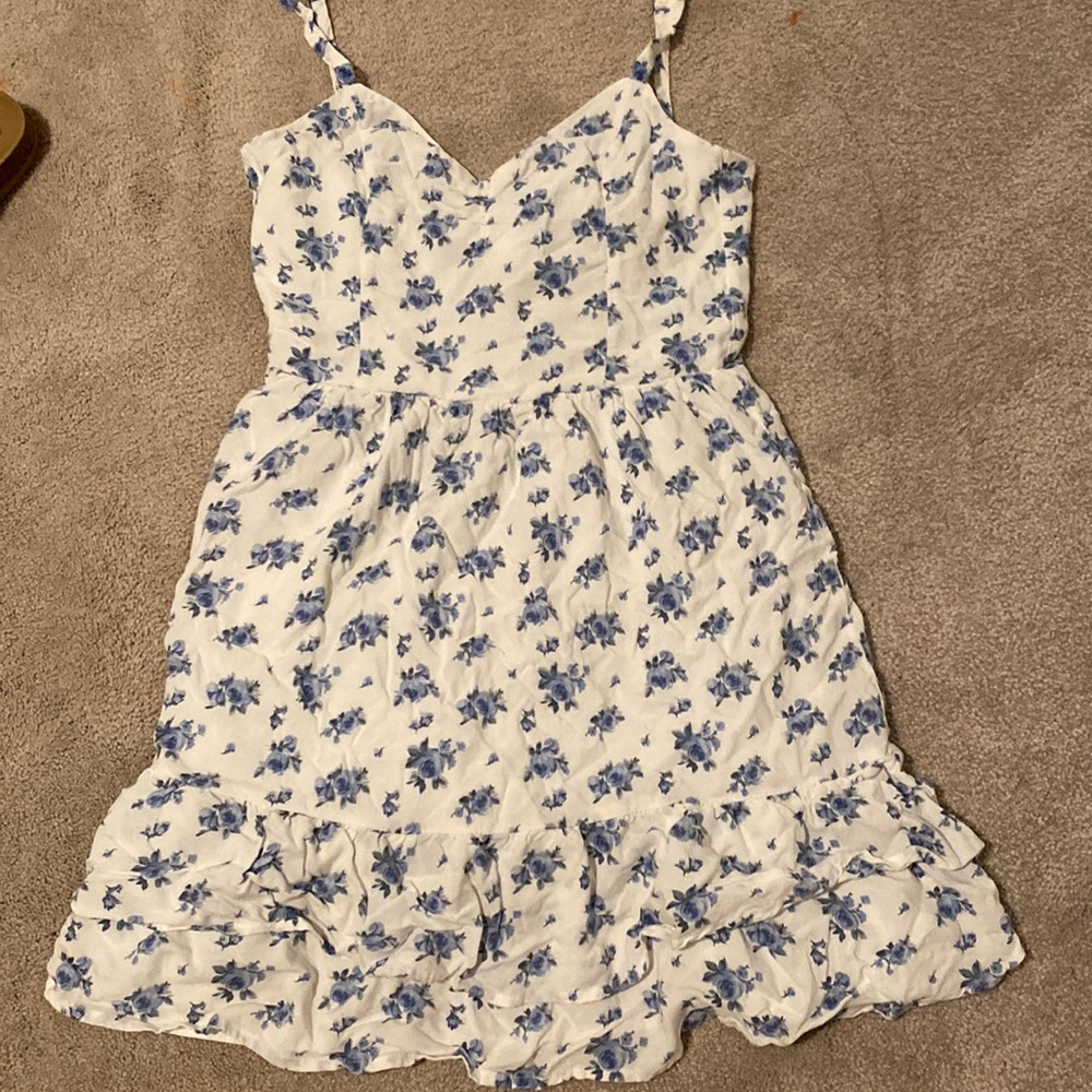 Hollister yet floral white and blue open back dress(small)